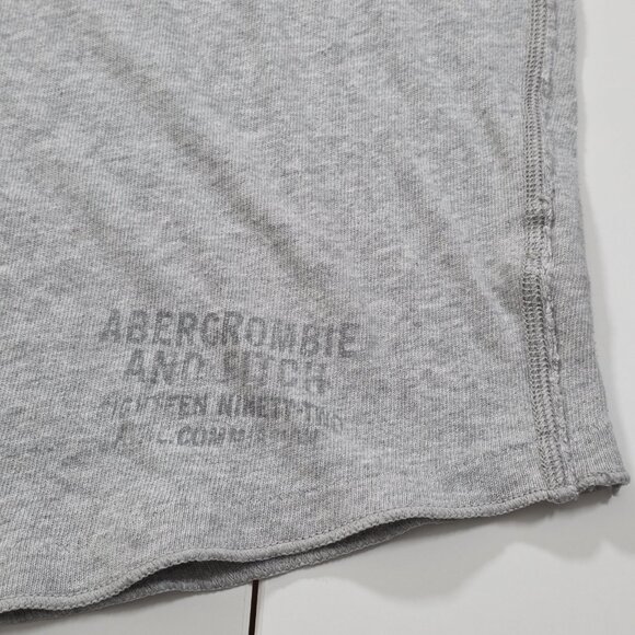 Abercrombie & Fitch T Shirt Mens M Gray Polo Distressed Muscle SS Button Preppy - Picture 10 of 14
